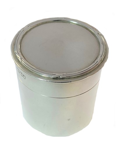 Lot 352 - An early 20th century silver travelling puff canister