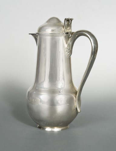 Lot 559 - A George V silver Arts & Crafts style lidded water flagon