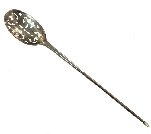 Lot 396 - An 18th century silver mote spoon
