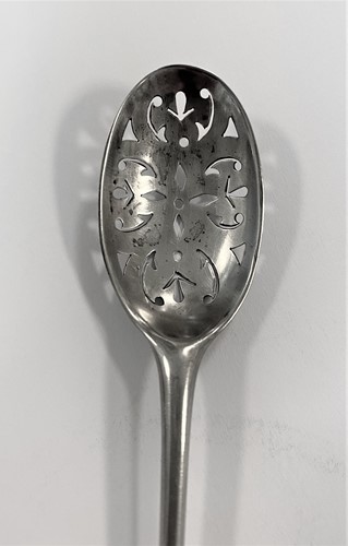 Lot 396 - An 18th century silver mote spoon
