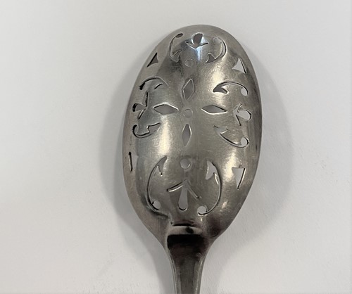 Lot 396 - An 18th century silver mote spoon