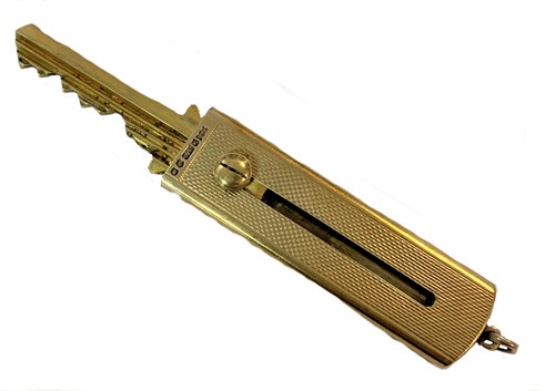 Lot 427 - A 9ct gold Yale key holder