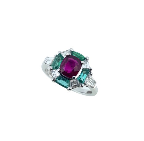 Lot 219 - A ruby, emerald and diamond ring