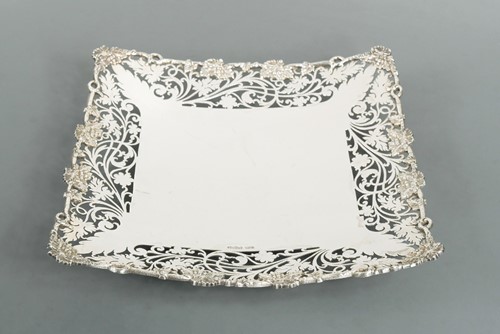 Lot 568 - A George VI silver serving dish