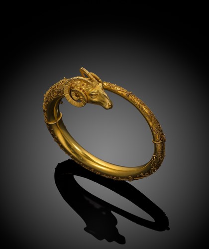 Lot 196 - A tapered ram's head bangle