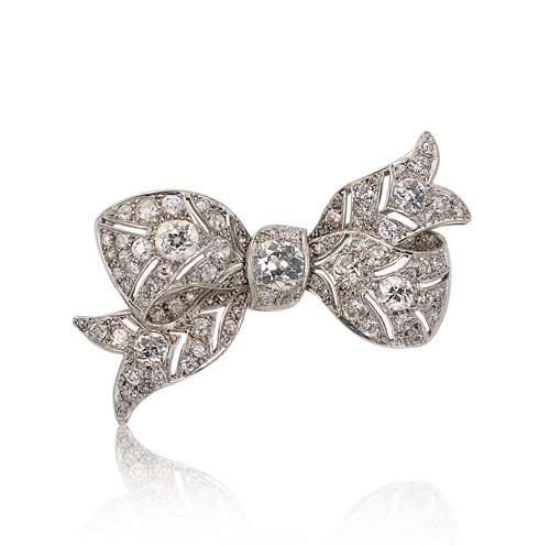 Lot 228 - An Art Deco diamond bow brooch
