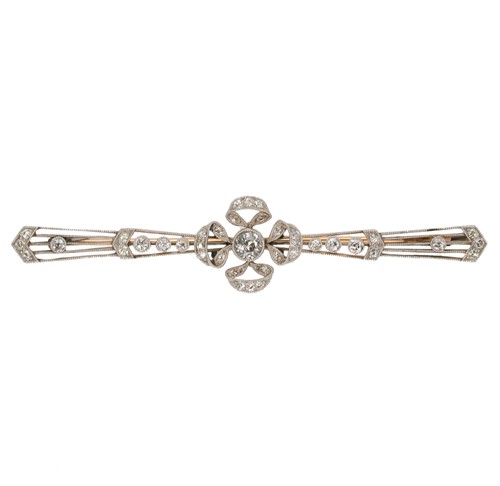 Lot 184 - An Art Deco diamond bow bar brooch