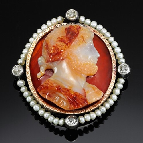 Lot 143 - A hardstone cameo, pearl and diamond brooch