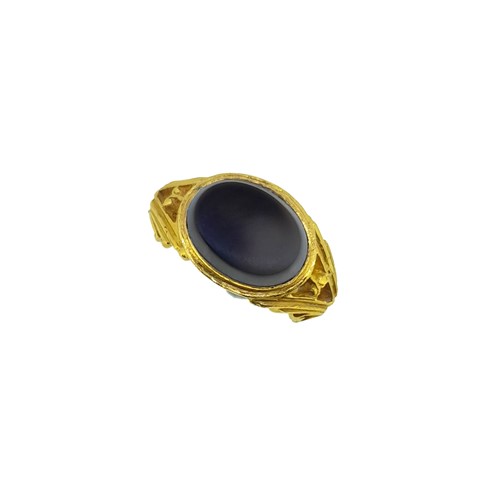 Lot 134 - A banded agate ring