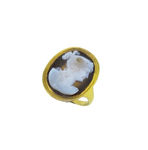 Lot 140 - A cameo ring