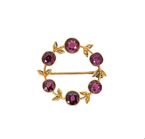 Lot 43 - A garnet and diamond brooch