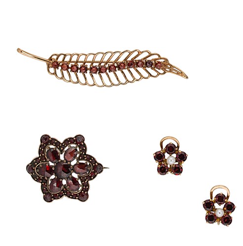 Lot 46 - A trio of garnet set jewels