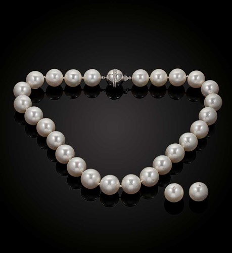 Lot 233 - A string of Australian South Sea cultured pearls and a pair of ear studs