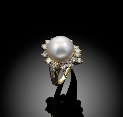 Lot 230 - An Australian South Sea pearl and diamond cocktail ring