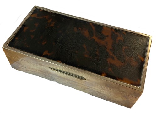 Lot 398 - A George V silver table cigarette box with tortoiseshell inlay