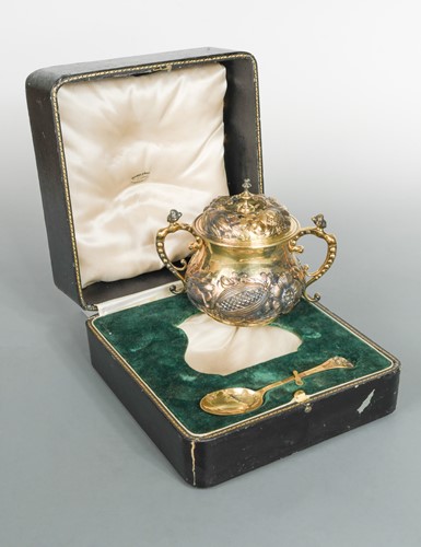 Lot 555 - A George V silver gilt porringer and cover, with accompanying spoon
