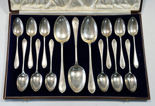 Lot 560 - A 39-piece set of George V silver flatware