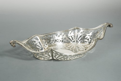 Lot 518 - A Victorian silver sweetmeat dish