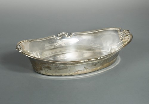 Lot 557 - A George V silver sweetmeat dish