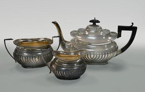 Lot 543 - An Edward VII silver three-piece tea set