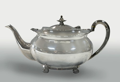 Lot 550 - A George V silver teapot