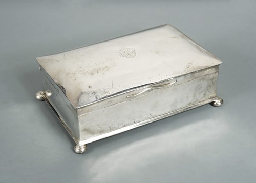Lot 542 - An Edward VII silver table cigarette / cigar box