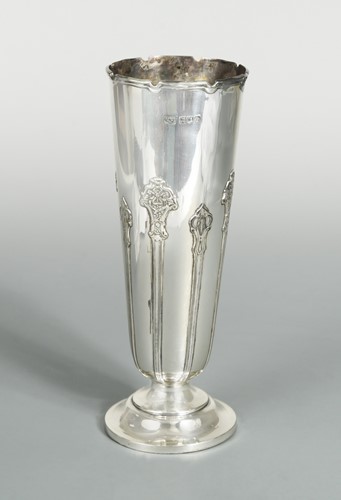 Lot 537 - An Edward VII silver Art Nouveau style spill vase