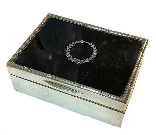 Lot 400 - A George V silver table cigarette box with tortoiseshell inlay