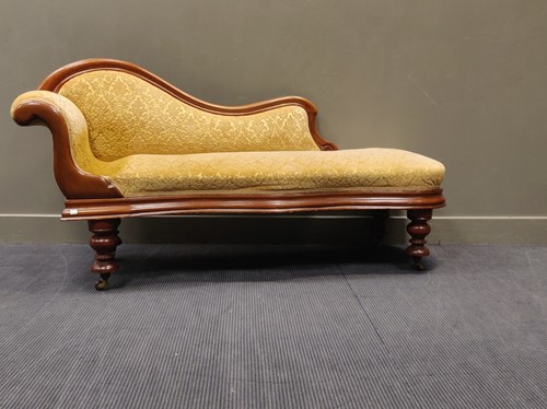 Lot 672 - A late 19th/ early 20th century walnut chaise...