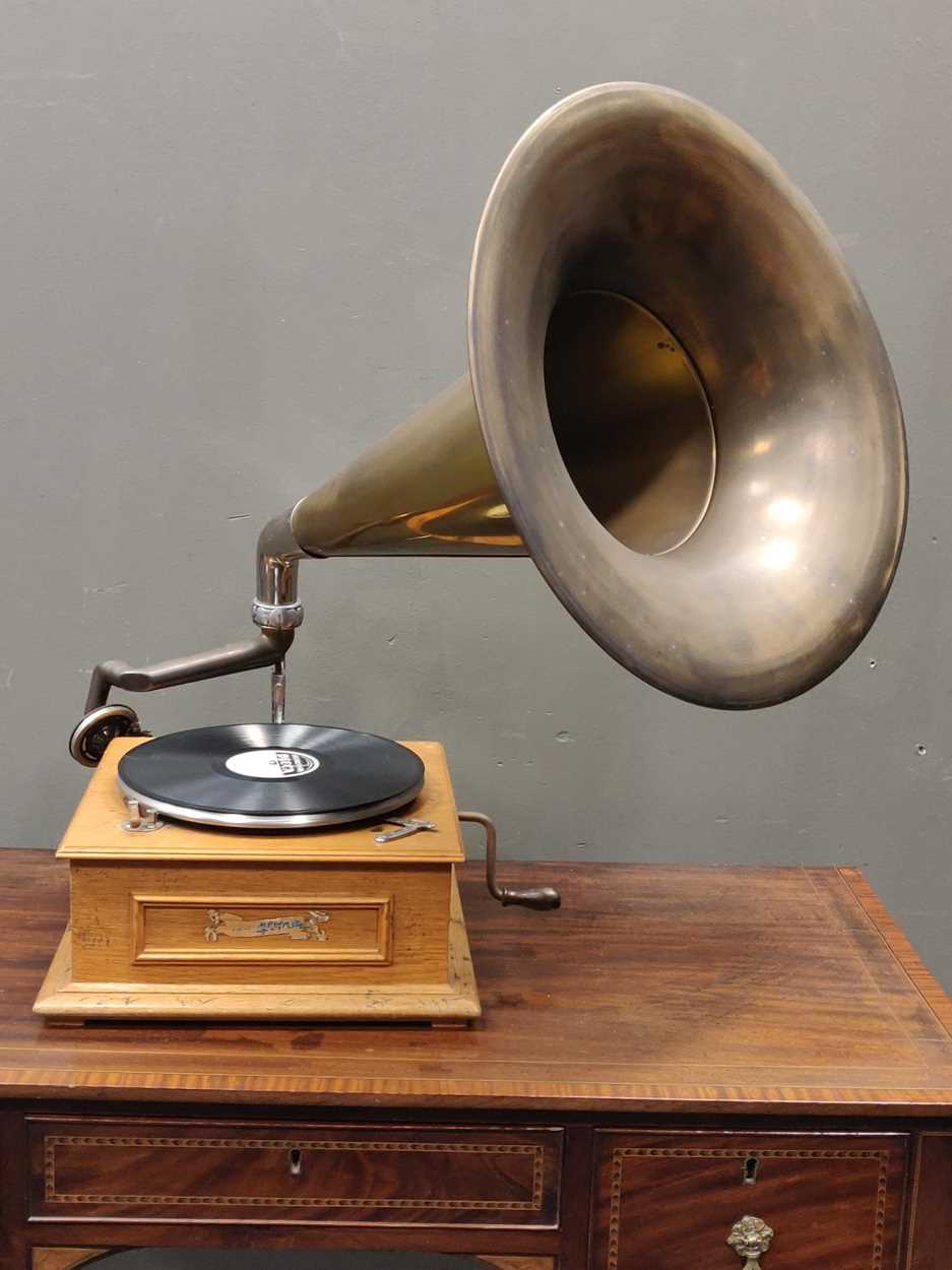 Lot 124 - A reproduction wind up gramophone with horn