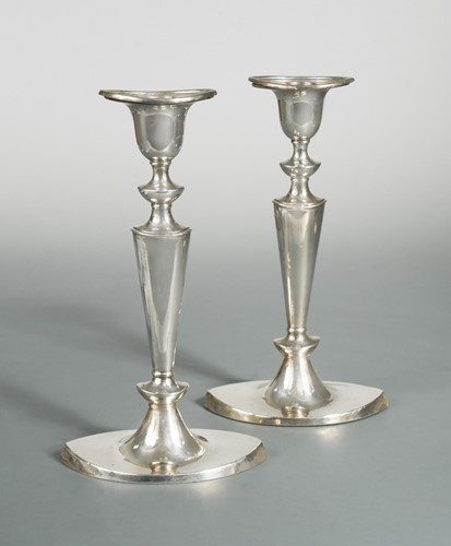 Lot 529 - A pair of Edward VII silver candlesticks