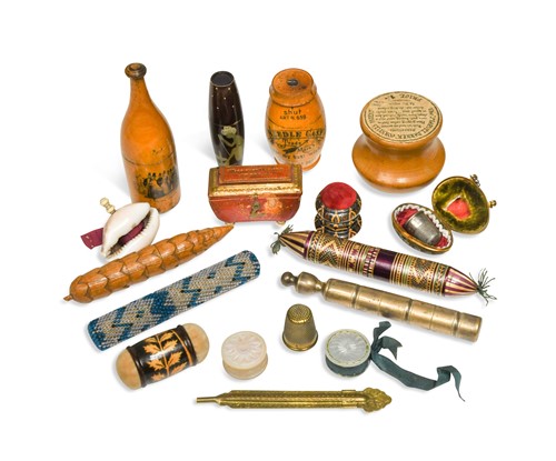 Lot 367 - A small collection of sewing accessories