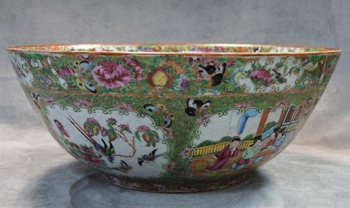 Lot 358 - A Chinese Cantonese famille rose bowl, late 19th century
