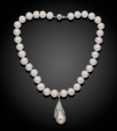 Lot 167 - A freshwater pearl necklace with a detachable diamond and baroque pearl pendant