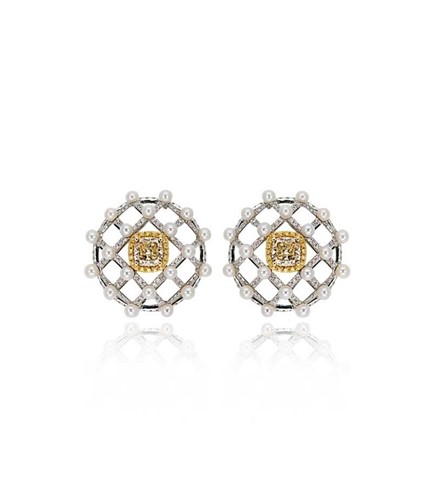 Lot 189 - A pair of yellow diamond lattice style ear studs