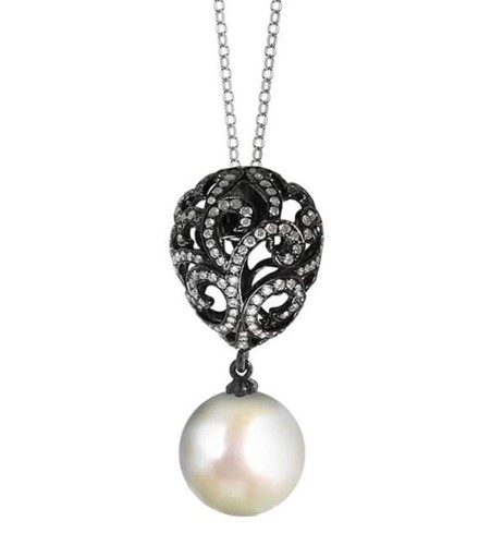 Lot 156 - A pearl and diamond pendant