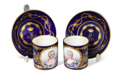 Lot 309 - A pair of Sèvres cabinet cups and stands
