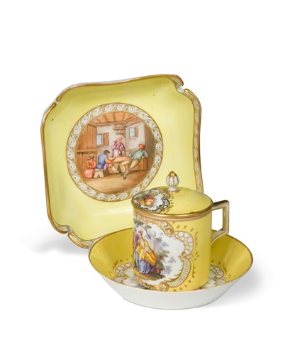 Lot 418 - A Meissen yellow ground can, cover and stand, late 18th century