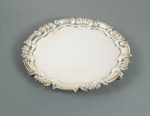 Lot 530 - An Edward VII silver waiter