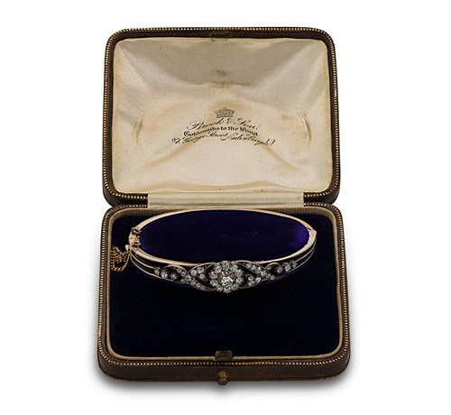 Lot 109 - A Victorian diamond cluster hinged bangle