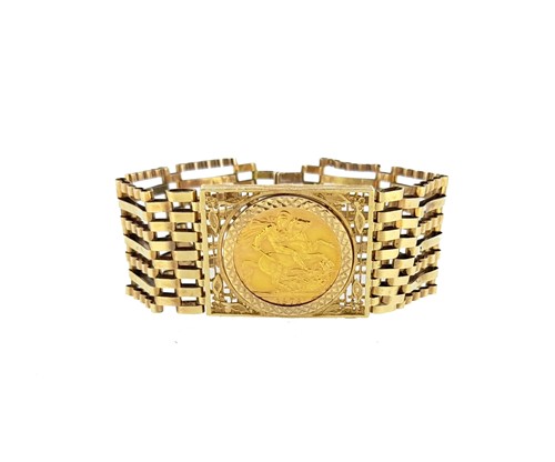 Lot 194 - A sovereign gate style bracelet