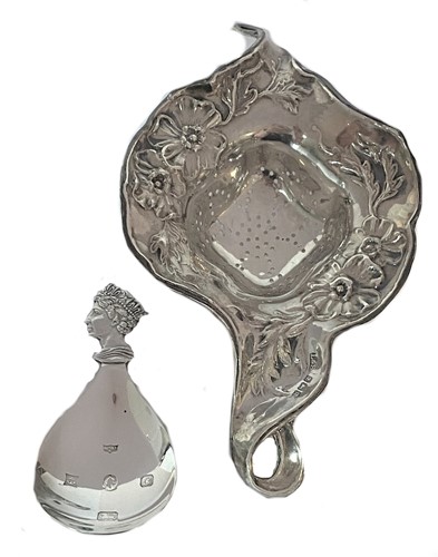 Lot 391 - A 20th century silver commemorative caddy spoon together with a silver Art Nouveau tea strainer