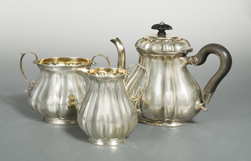 Lot 534 - An Edward VII silver three-piece bachelor's tea set