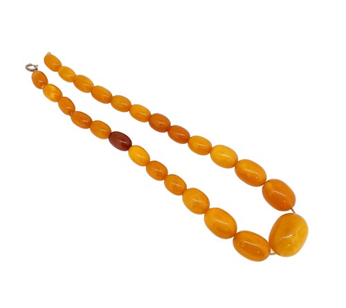 Lot 90 - An amber necklace