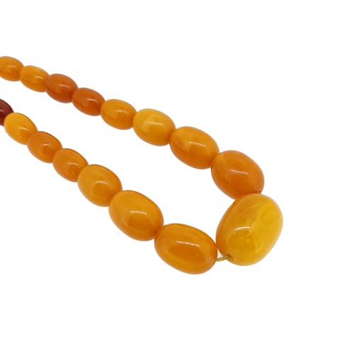 Lot 90 - An amber necklace