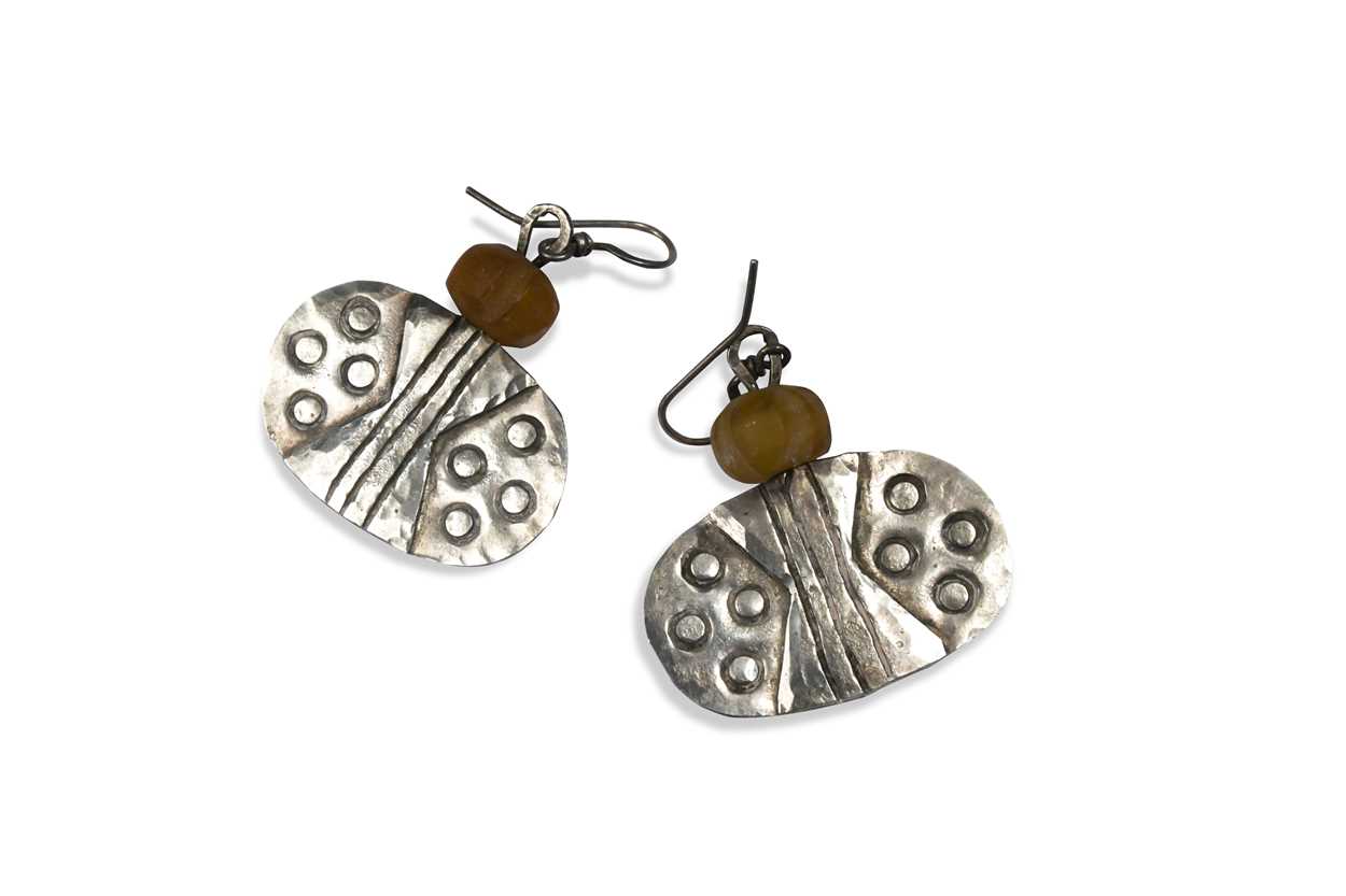 Lot 176 - Guy Royle (British, 20th century), a pair of silver and agate bead earrings