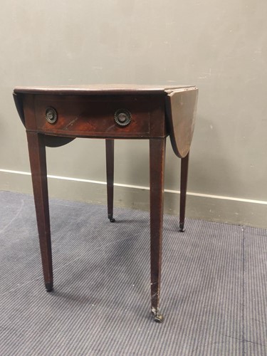 Lot 712 - An early 19th century mahogany pembroke table,...