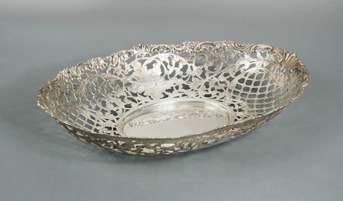 Lot 457 - A mid 20th century Dutch metalwares silver bread basket