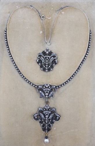 Lot 232 - Carlo Giuliano - A diamond and pearl necklace and brooch en suite