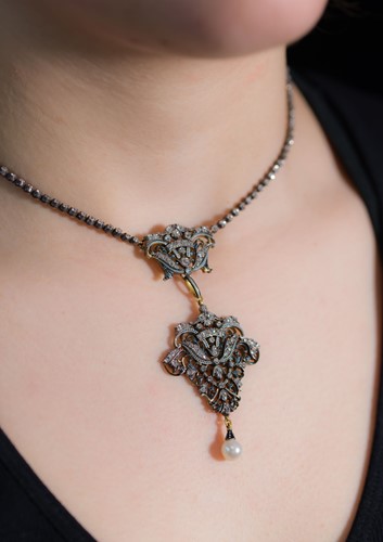 Lot 232 - Carlo Giuliano - A diamond and pearl necklace and brooch en suite